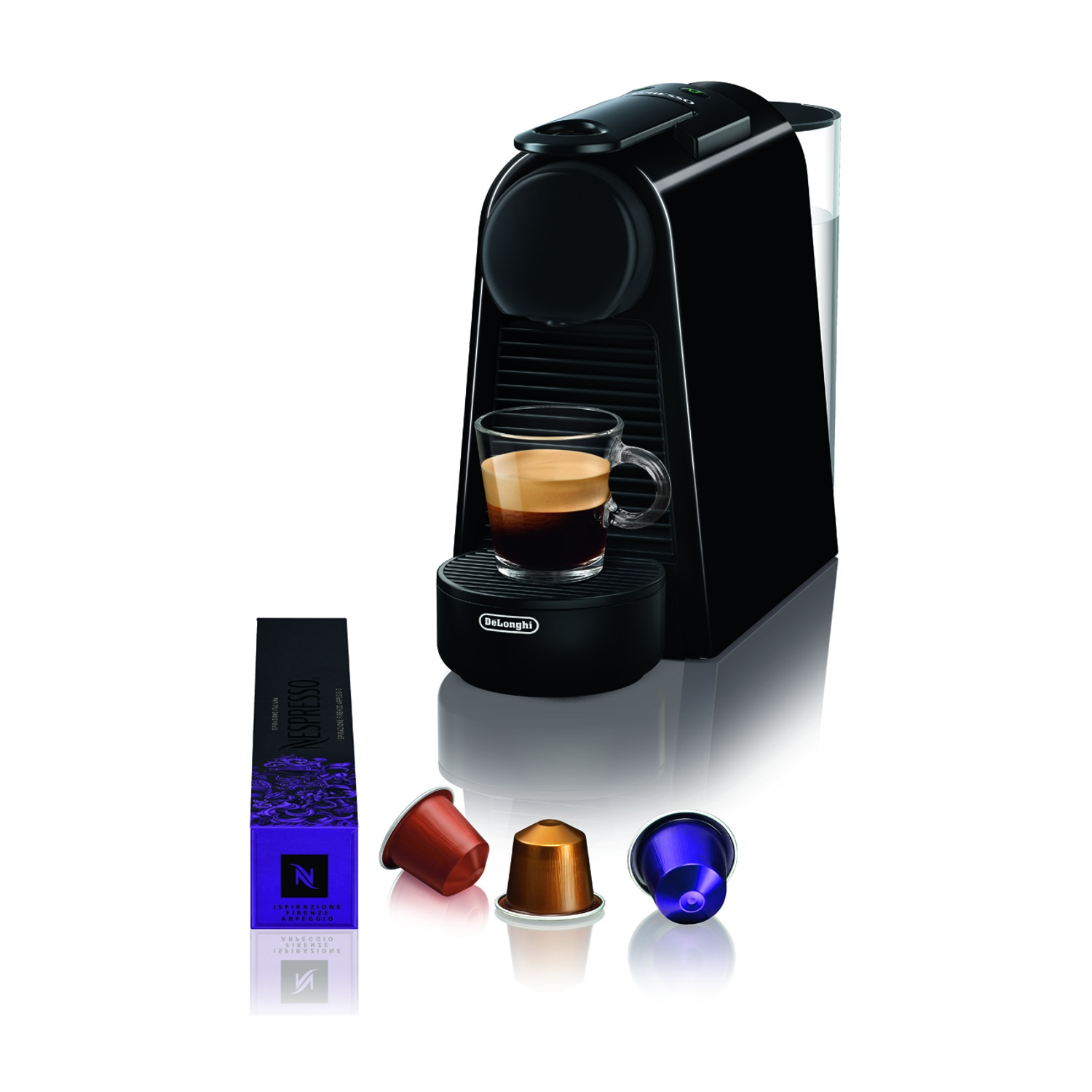 Czarna maszyna Nespresso z filiżanką espresso i trzema kapsułkami.