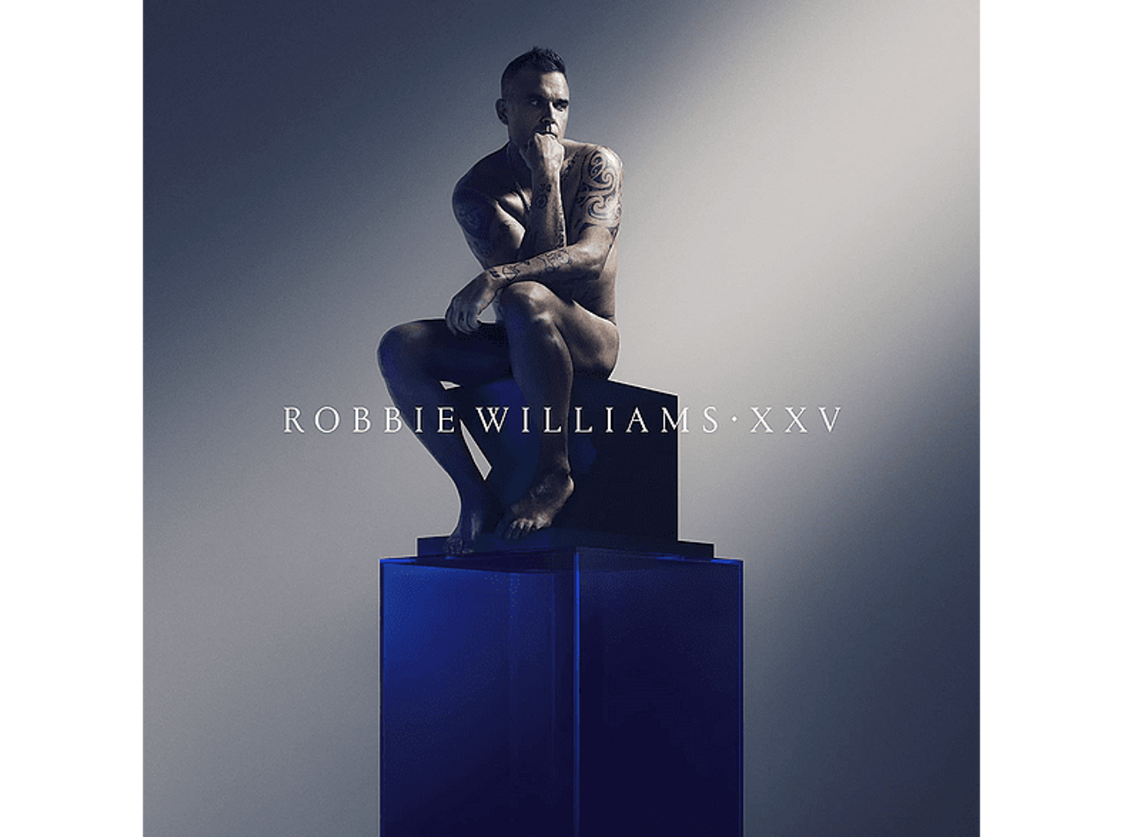 Uomo seduto su piedistallo blu, testo "Robbie Williams XXV".