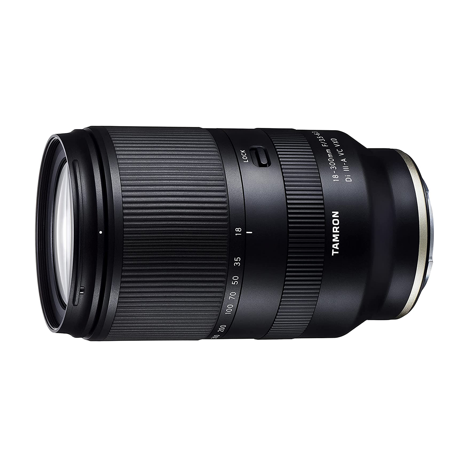 Ein schwarzes Tamron 18-300mm Objektiv mit silbernem Ring, auf weißem Hintergrund.