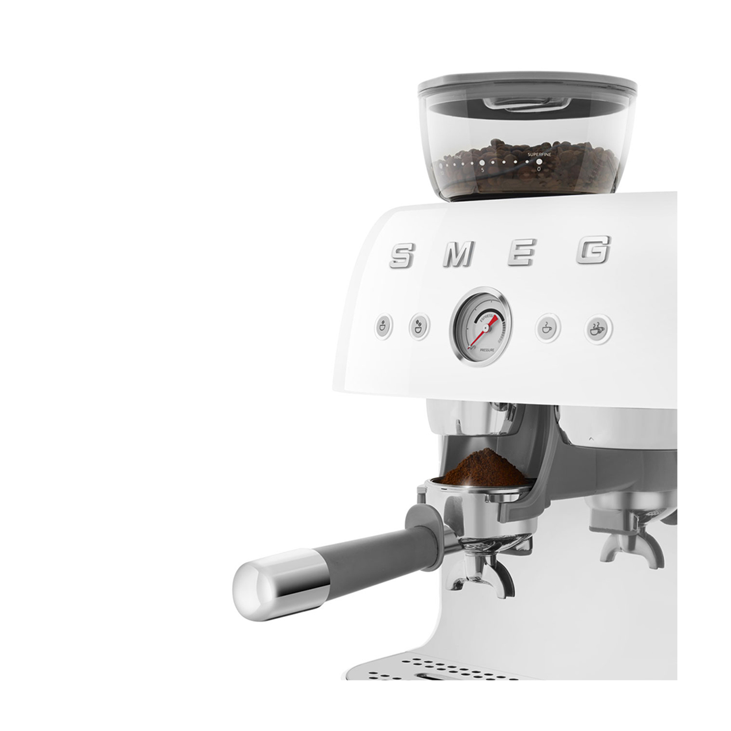Biała ekspres do kawy ze zbiornikiem na ziarna, manometrem i uchwytem.