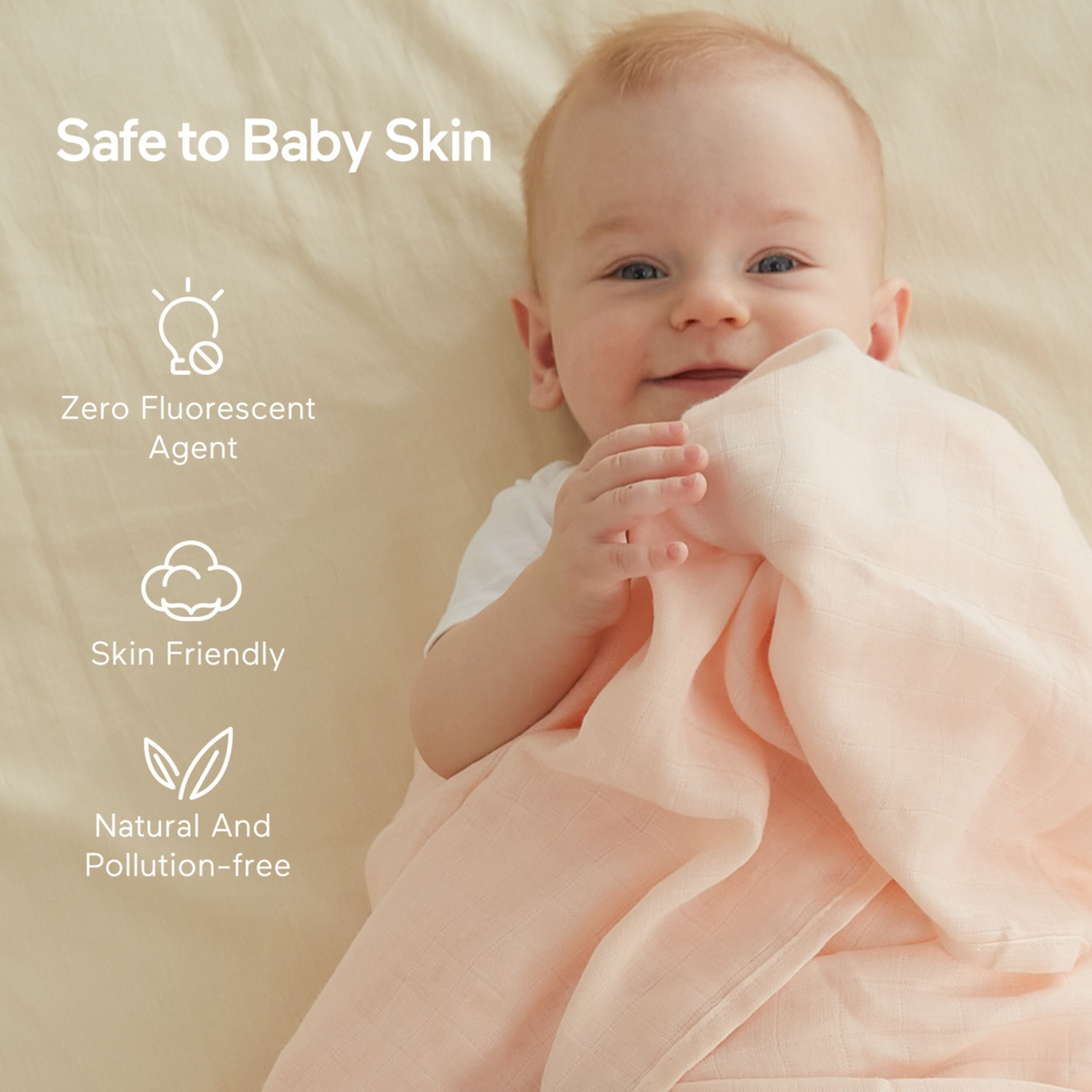 Un bambino è sdraiato su una coperta, avvolto in un panno rosa. Testo: Sicuro per la pelle del neonato.