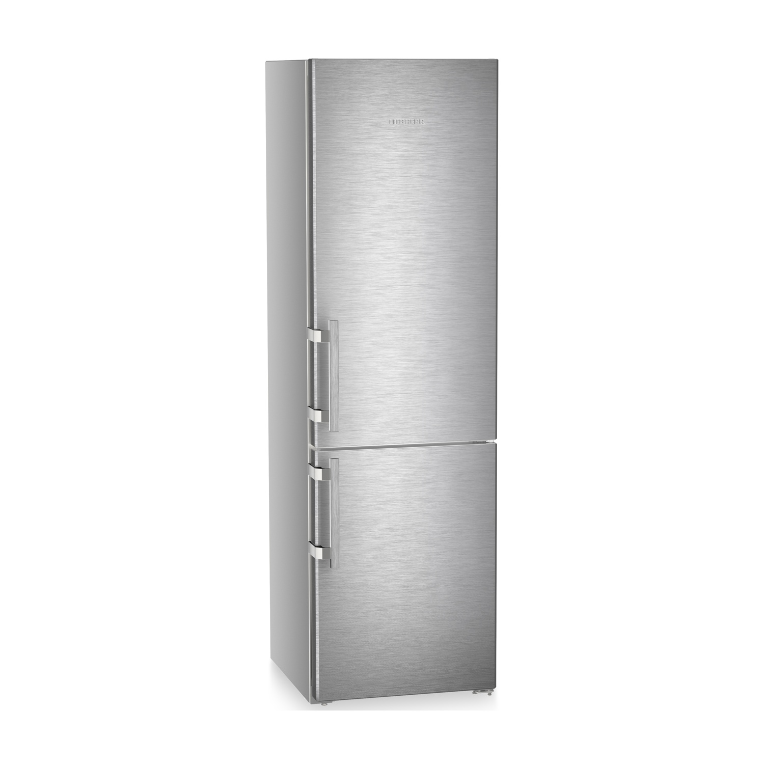 Un refrigerador alto y plateado con dos puertas y manijas.