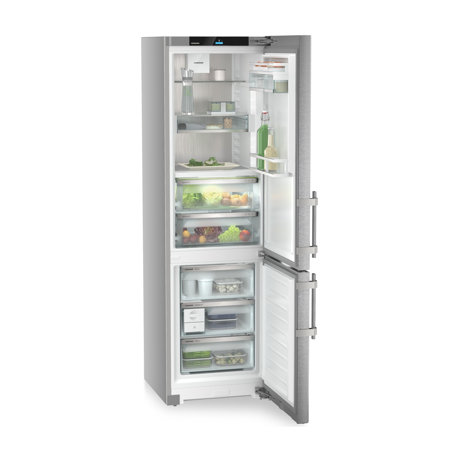 Un refrigerador plateado abierto con comida y botellas en los estantes.