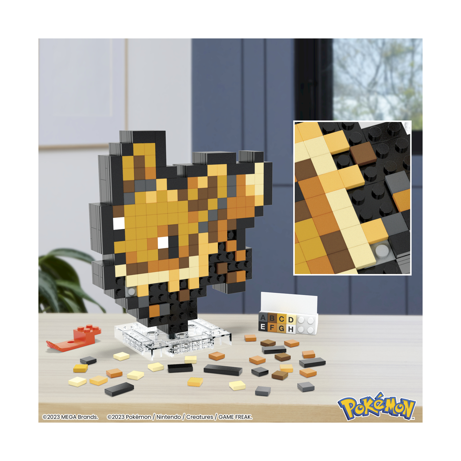 Pixel-Art-Figur von Evoli aus Bausteinen auf einem Tisch.