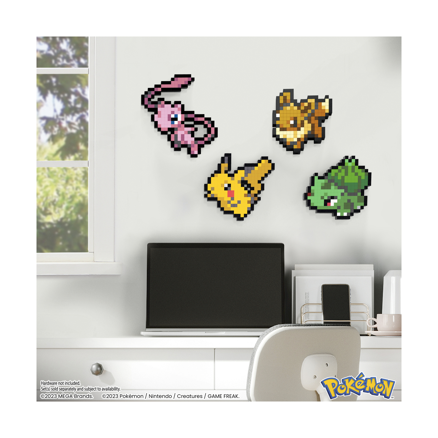 Pixel-Art-Figuren von Mew, Evoli, Pikachu und Bisasam an einer Wand.
