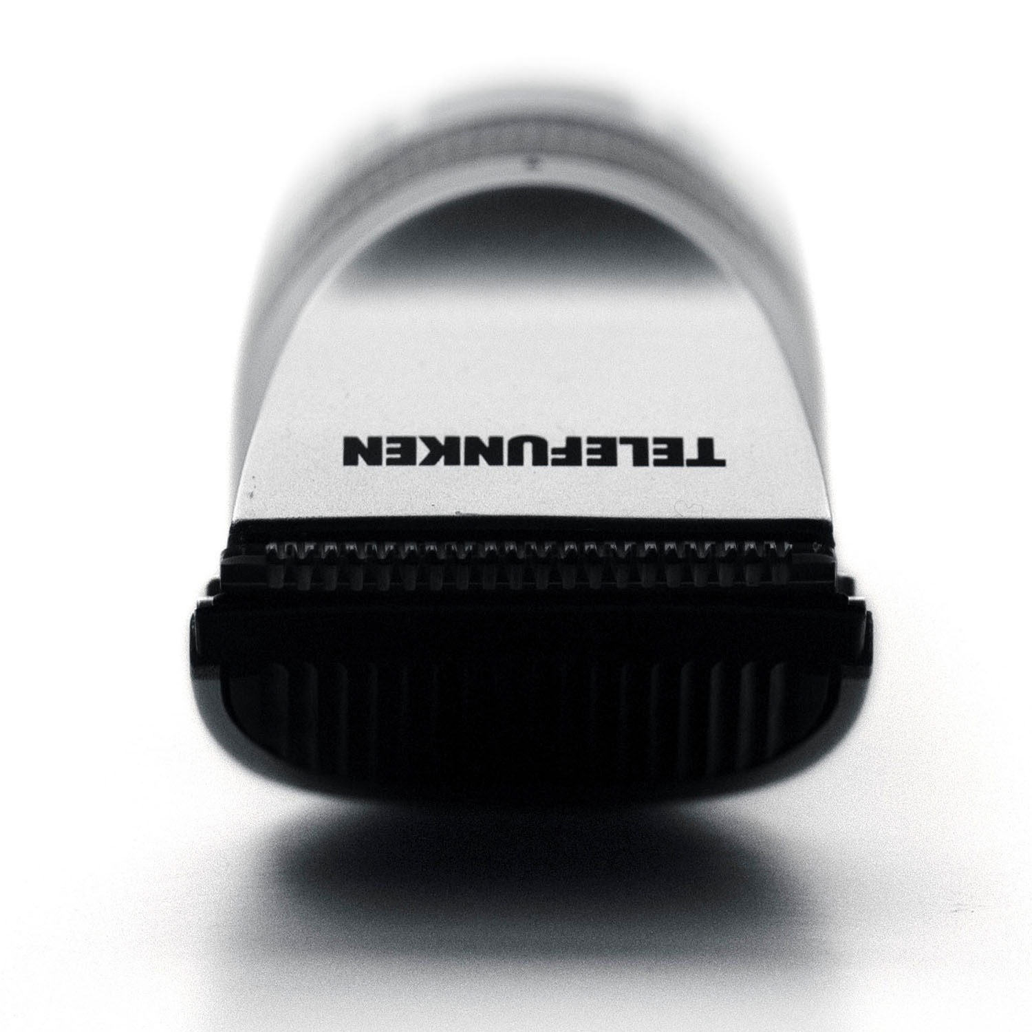 Primo piano di un rifinitore nero con logo "TELEFUNKEN" su sfondo bianco.