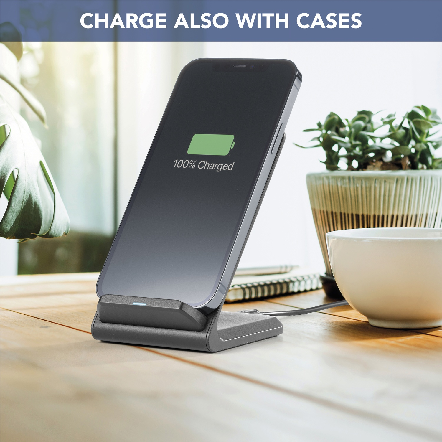 Ein Smartphone wird auf einer Ladestation mit 100 % Akku angezeigt.