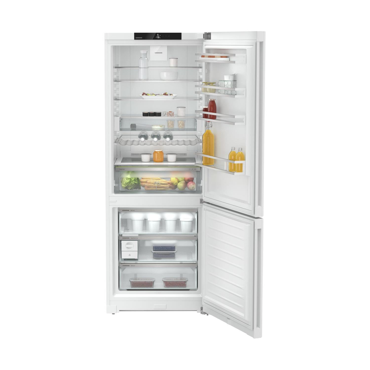 Ein weißer Kühlschrank mit offener Tür, gefüllt mit Lebensmitteln und Flaschen.