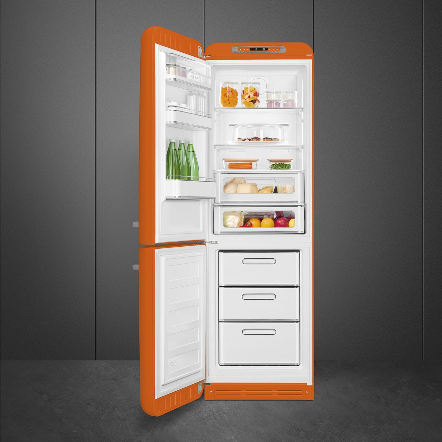 Un refrigerador retro naranja abierto con alimentos como verduras, frutas y frascos.
