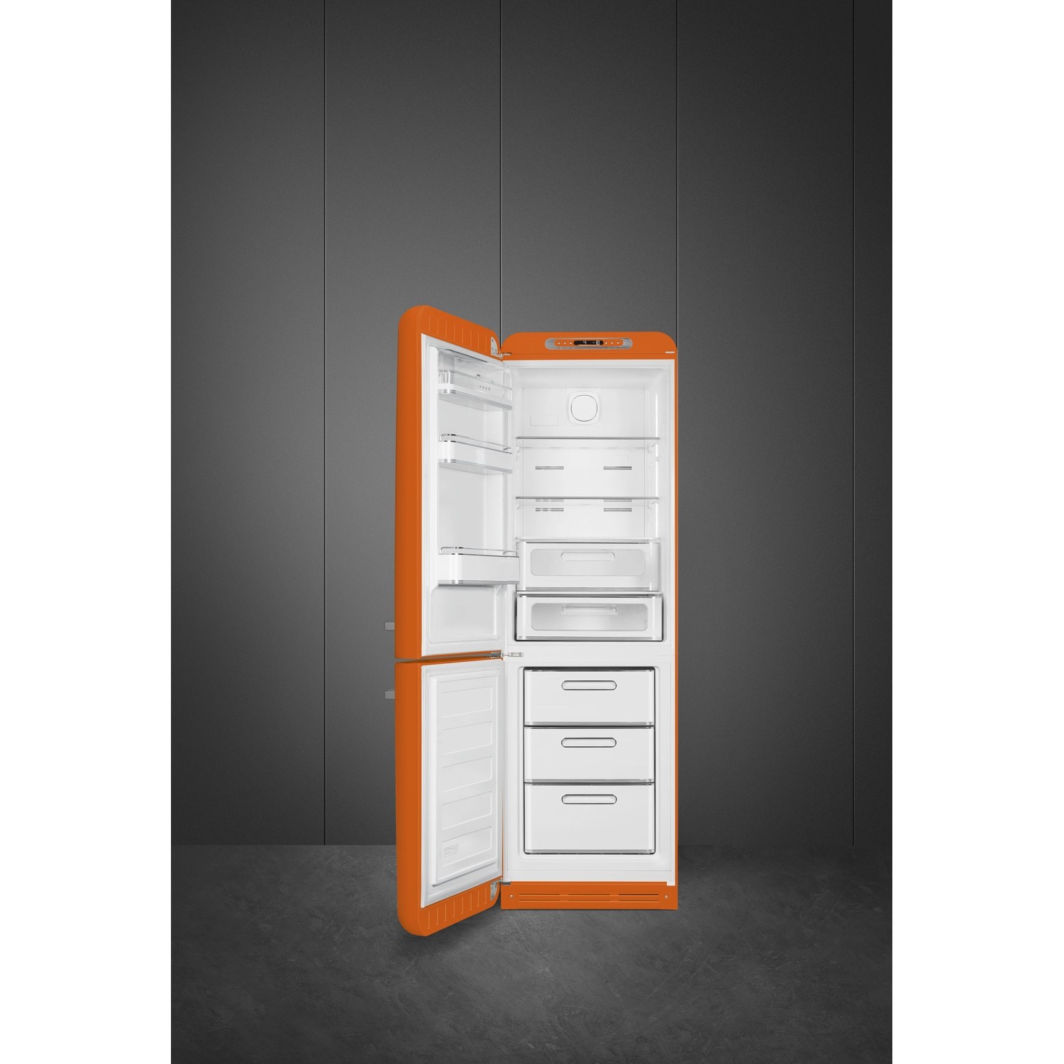 Un refrigerador naranja abierto que muestra estantes y cajones en su interior.