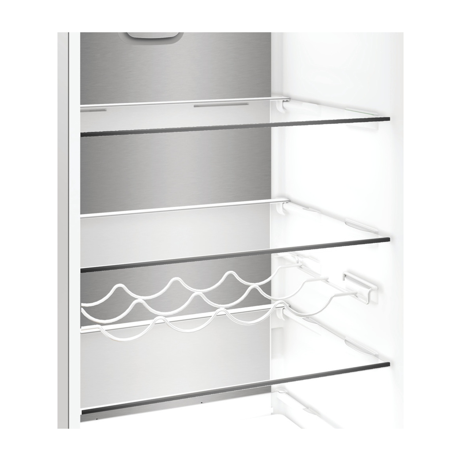 Wnętrze lodówki ze szklanymi półkami i uchwytem na butelki.