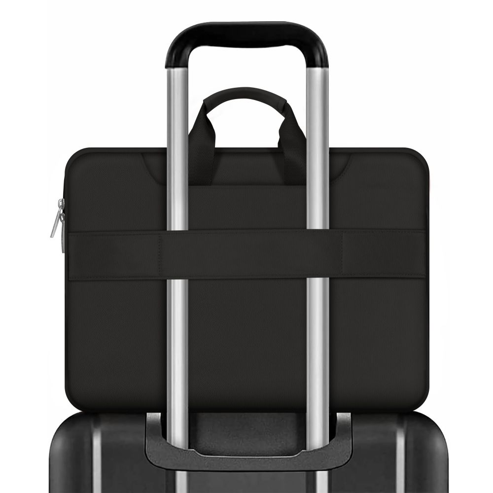 Schwarze Laptoptasche auf einem Koffer mit ausziehbarem Griff.