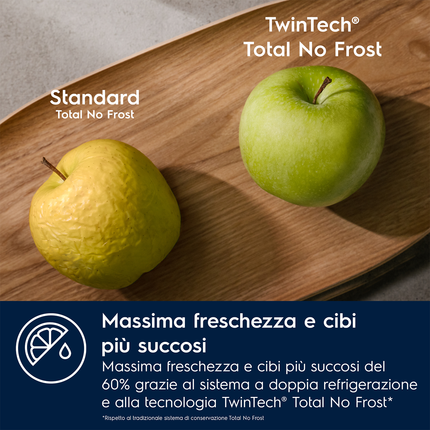 Una mela gialla e una verde una accanto all'altra su un vassoio.