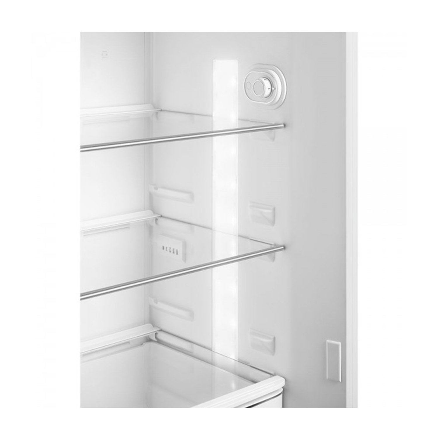 Vista interior de un refrigerador vacío con estantes e iluminación LED.