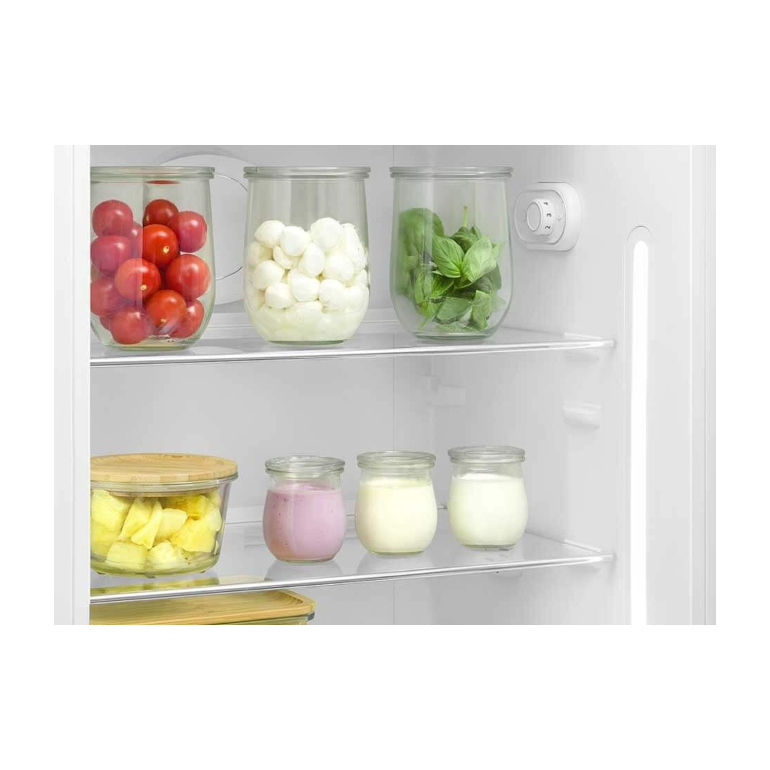 Una repisa de refrigerador con frascos de tomates, mozzarella, espinacas, piña y yogur.