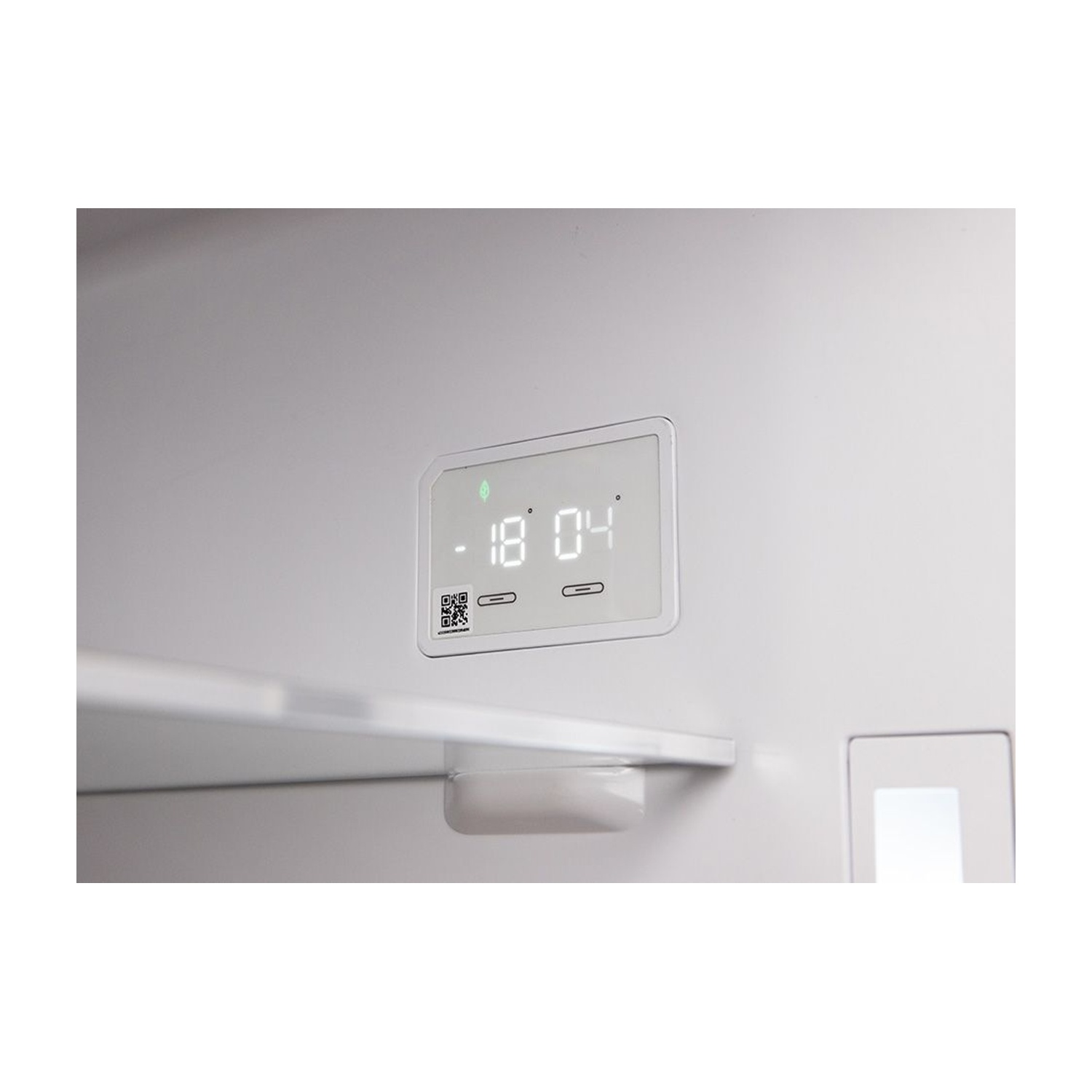 Una pantalla digital muestra -18 04 grados Celsius.