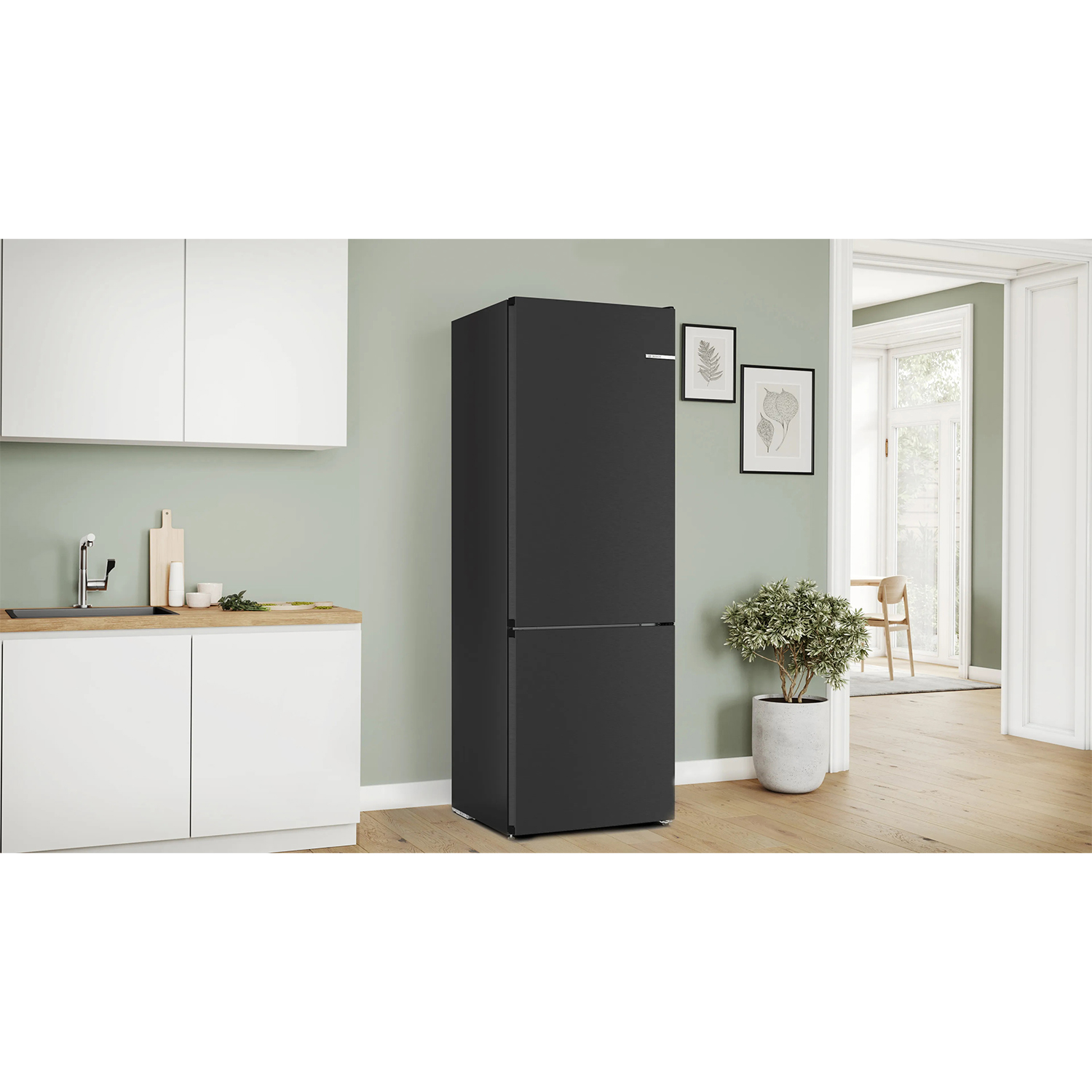 Schwarzer Kühlschrank in einer modernen Küche mit weißen Schränken und Holzboden.