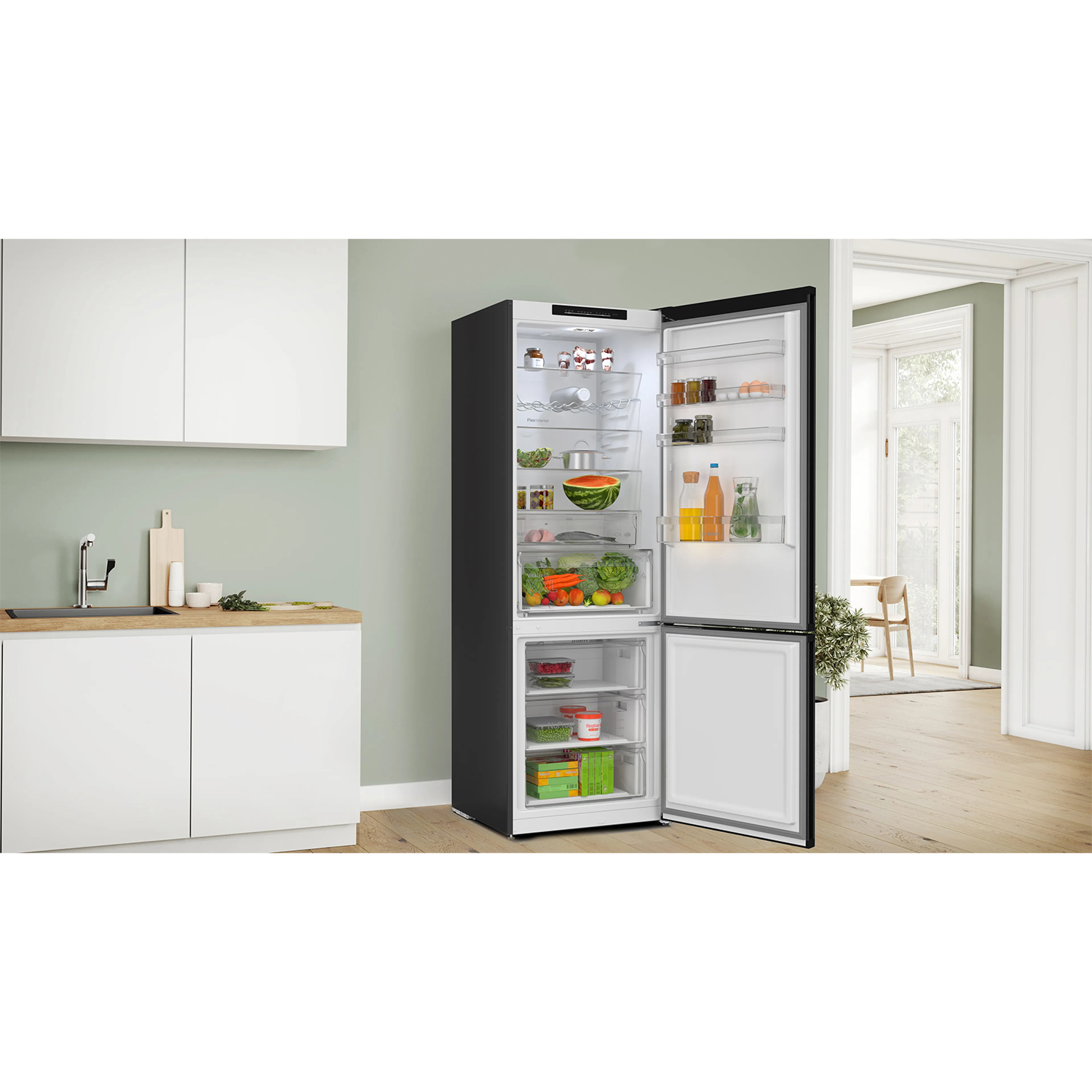Offener schwarzer Kühlschrank in einer modernen Küche mit Lebensmitteln darin.