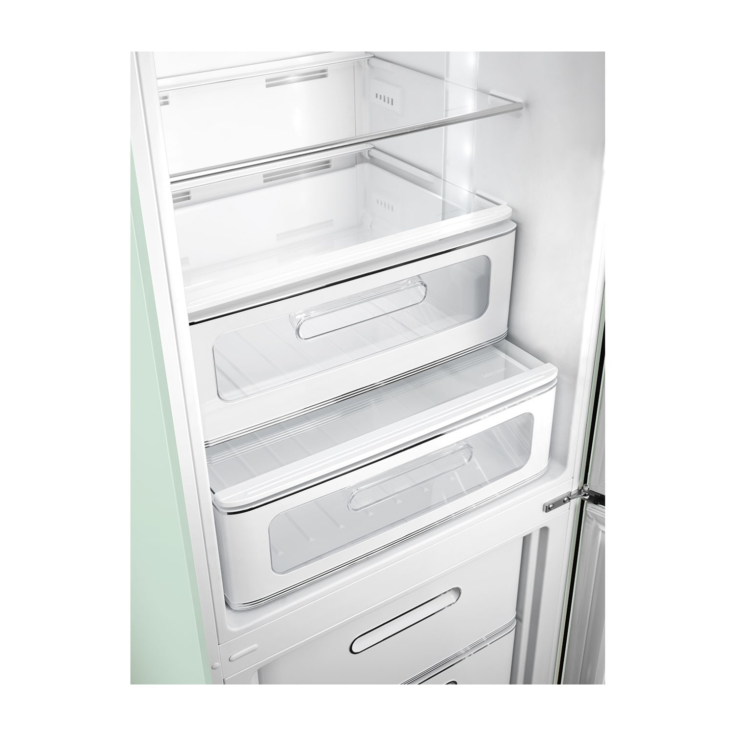 Ein offener Kühlschrank mit weißen Schubladen und Glasböden.