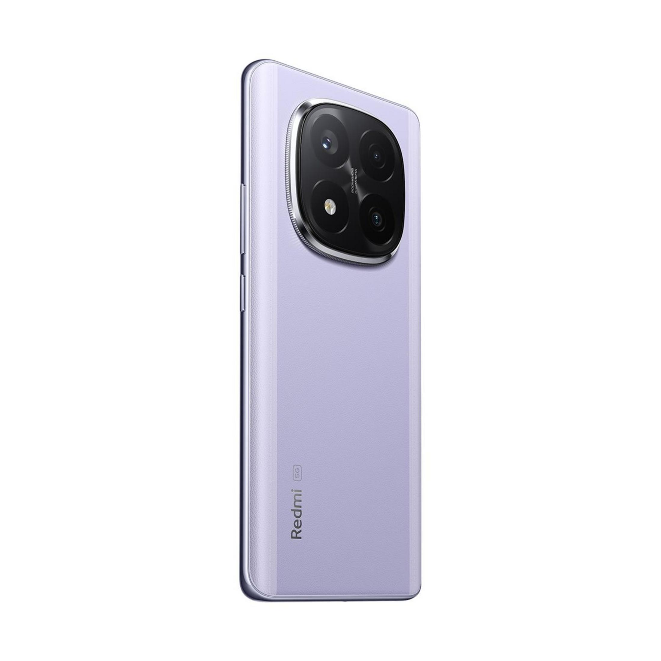 Smartphone violet avec appareil photo quadruple à l'arrière, fond blanc.