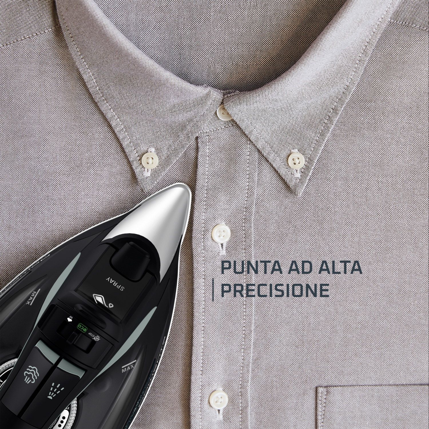 Czarne żelazko leży na jasnobrązowej koszuli z guzikami.