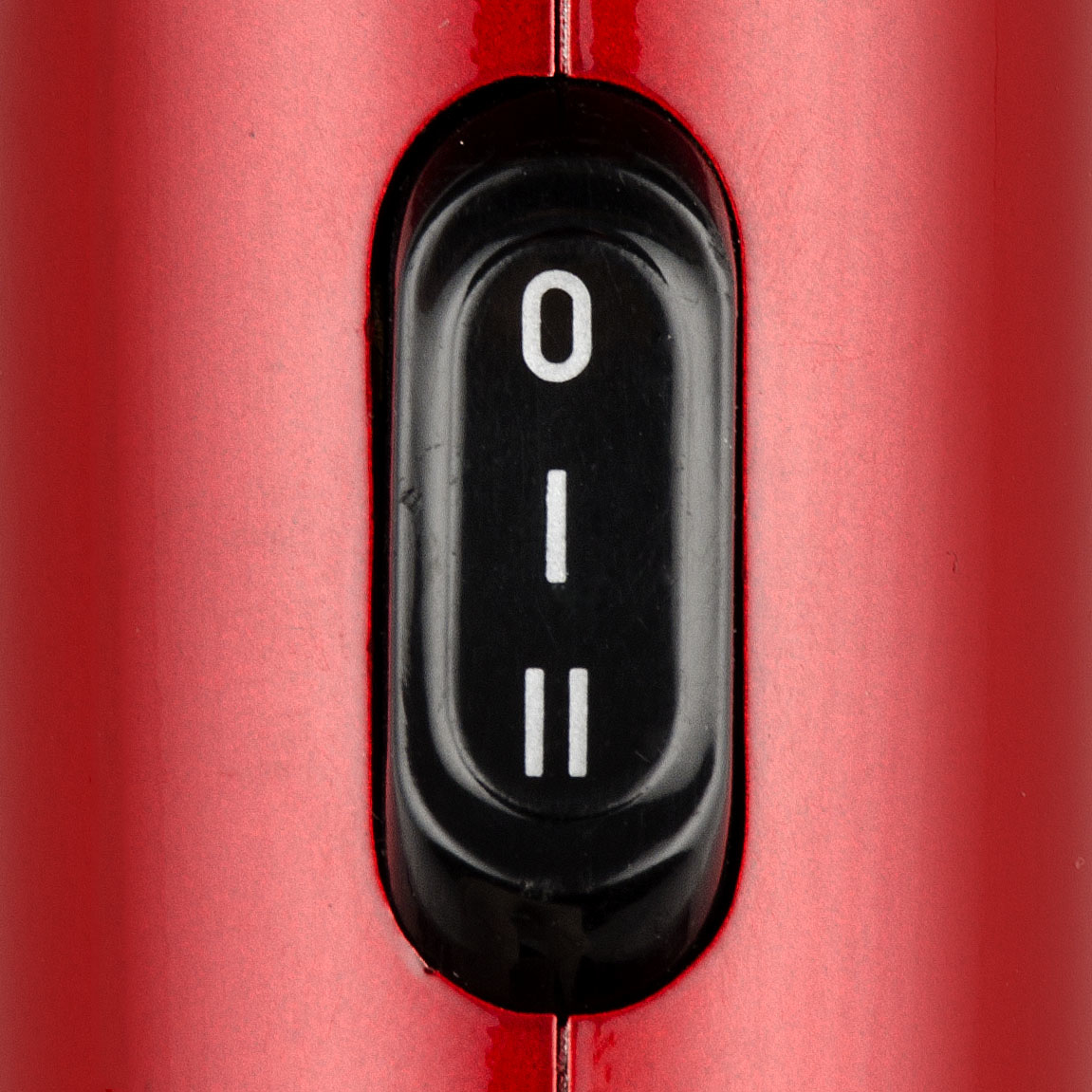 Czerwona obudowa z czarnym przełącznikiem pokazującym ustawienia 0, I i II.