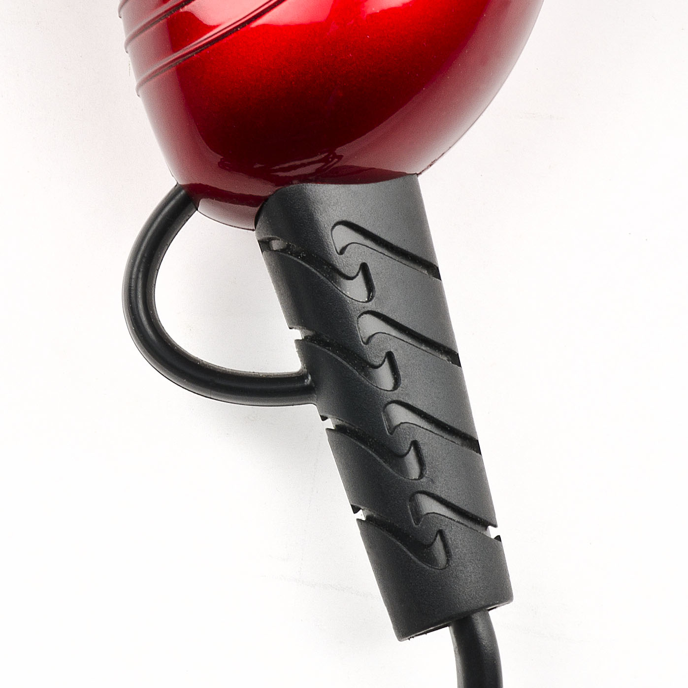 Czerwony uchwyt suszarki do włosów z czarnymi gumowymi uchwytami i pętelką do zawieszania.