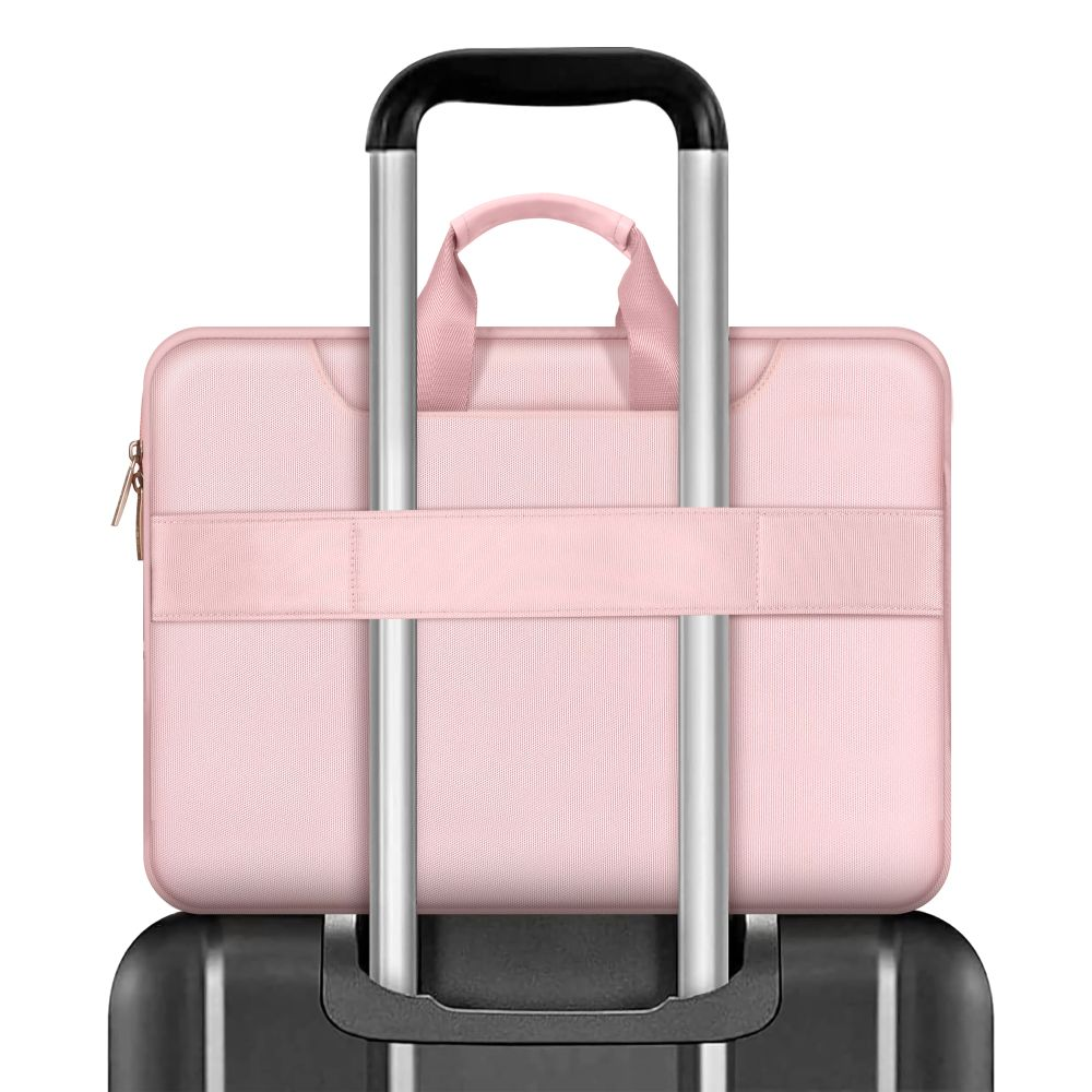 Eine rosafarbene Laptoptasche mit Griffen und einem Gurt, die auf einem Koffer sitzt.