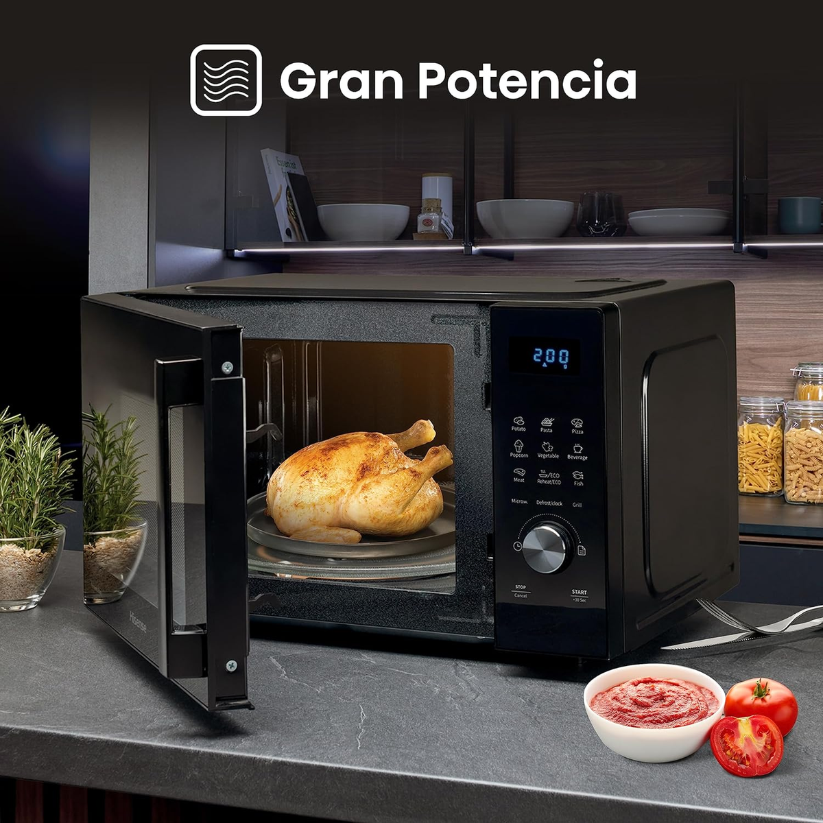 Czarna kuchenka mikrofalowa z otwartymi drzwiami, w środku pieczony kurczak. Gran Potencia.