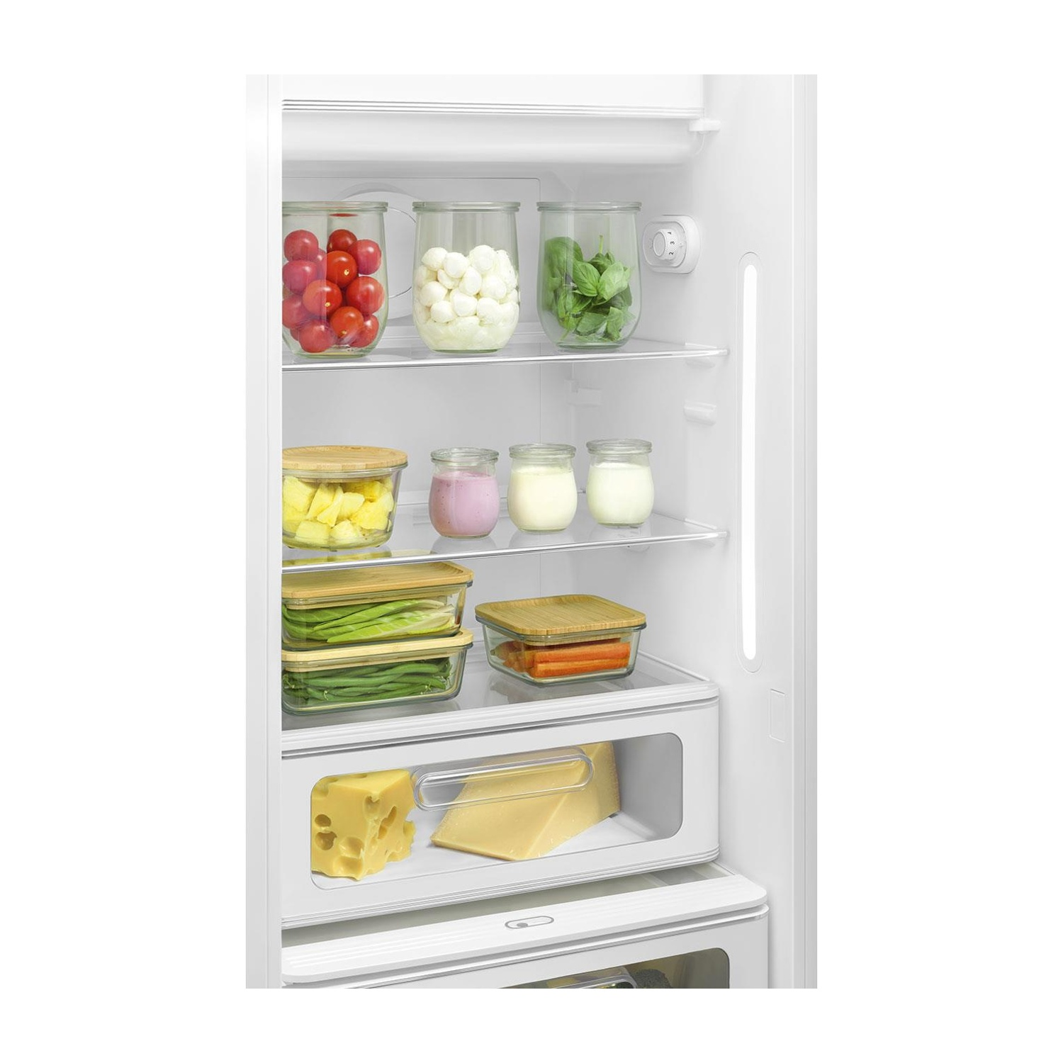 Un refrigerador lleno de comida: tomates, mozzarella, albahaca, piña, yogur, verduras y queso.