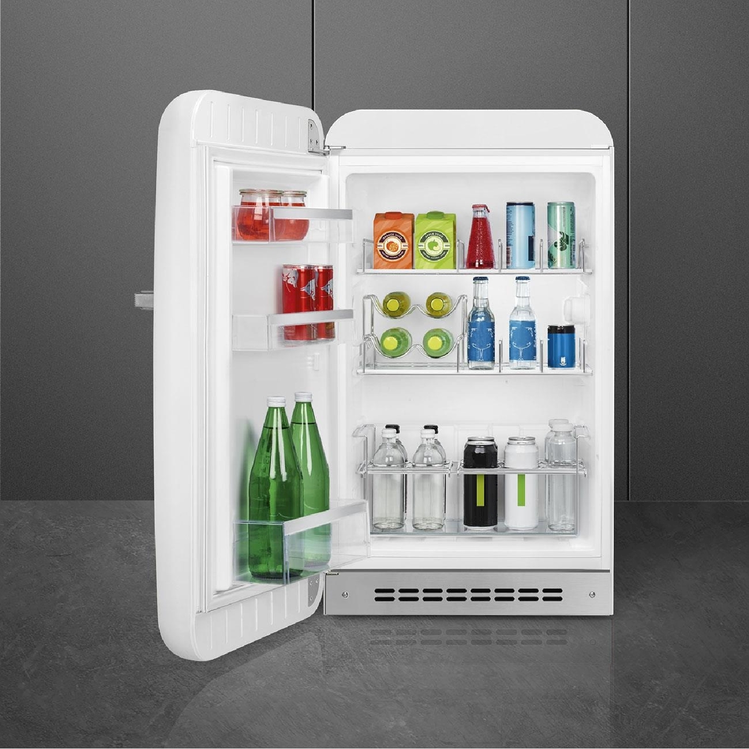 Un refrigerador blanco abierto con bebidas y alimentos en sus estantes.