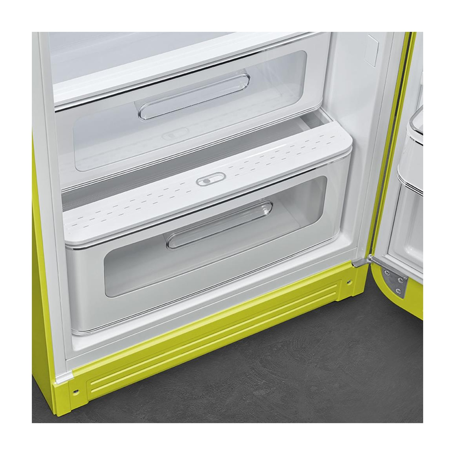 Vista interior de un refrigerador amarillo abierto con dos cajones transparentes.