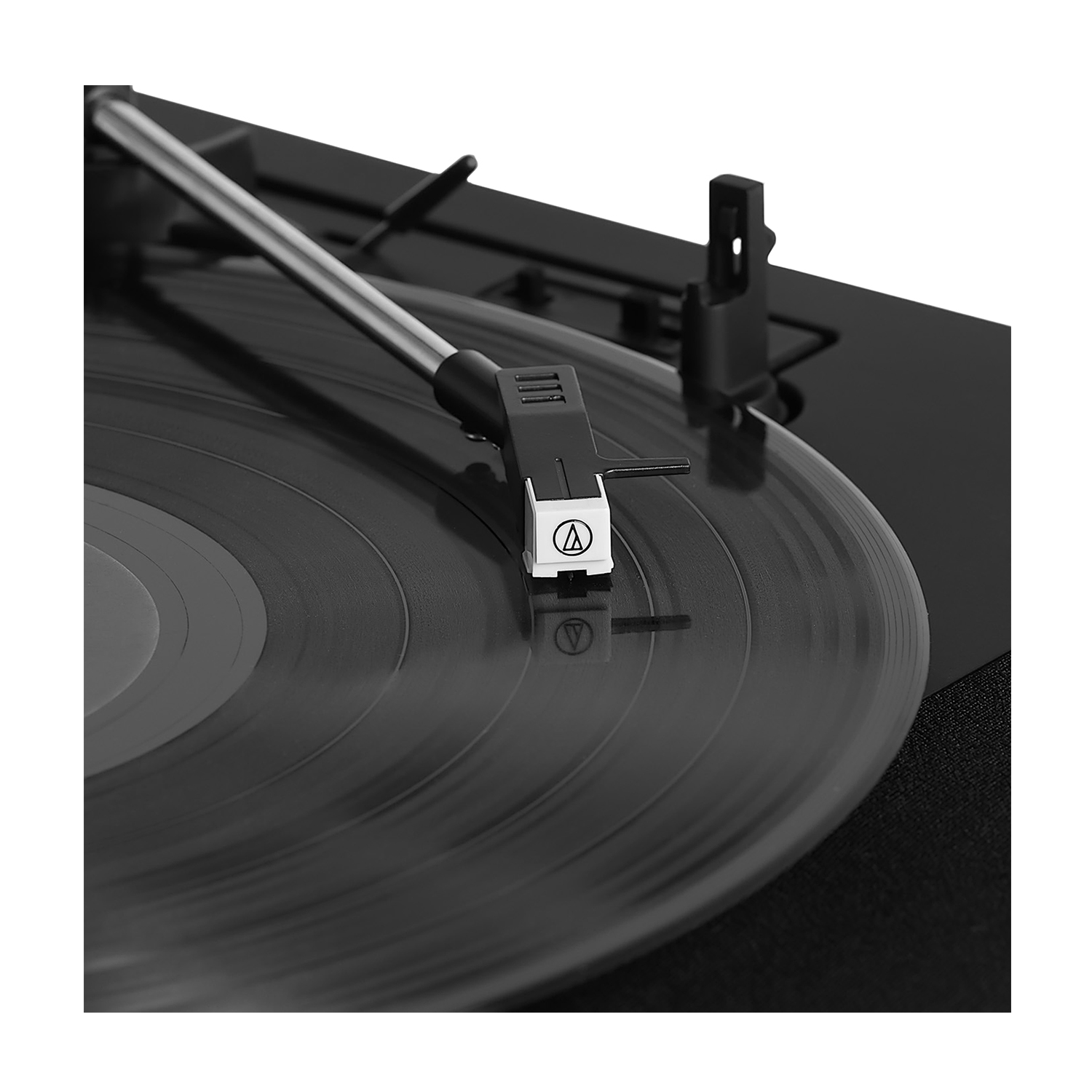 Un tocadiscos negro con aguja sobre un disco.