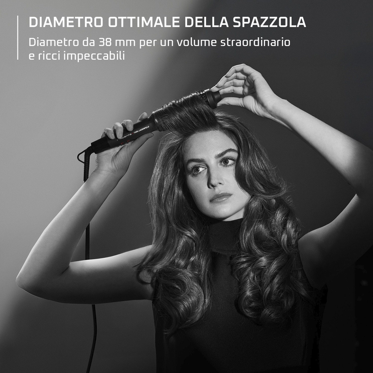 Una donna si acconcia i capelli con una spazzola da 38 mm per volume.