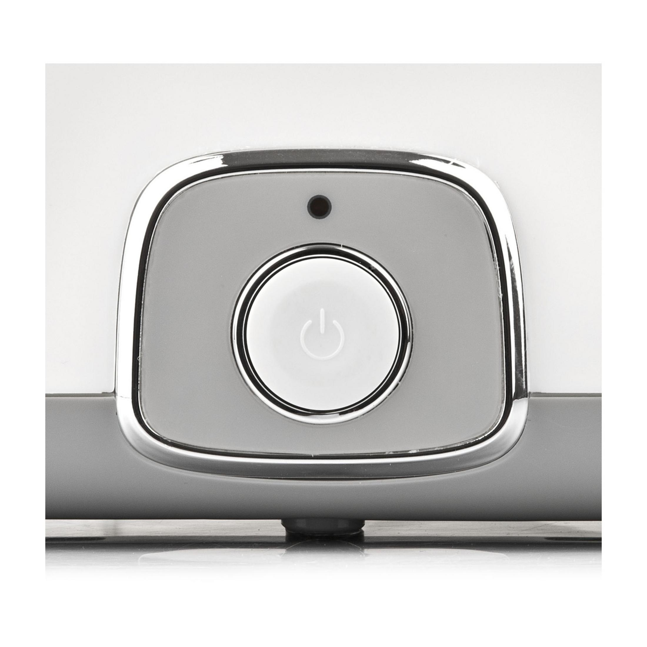 Zbliżenie białego przycisku zasilania z symbolem zasilania na szarym panelu sterowania.