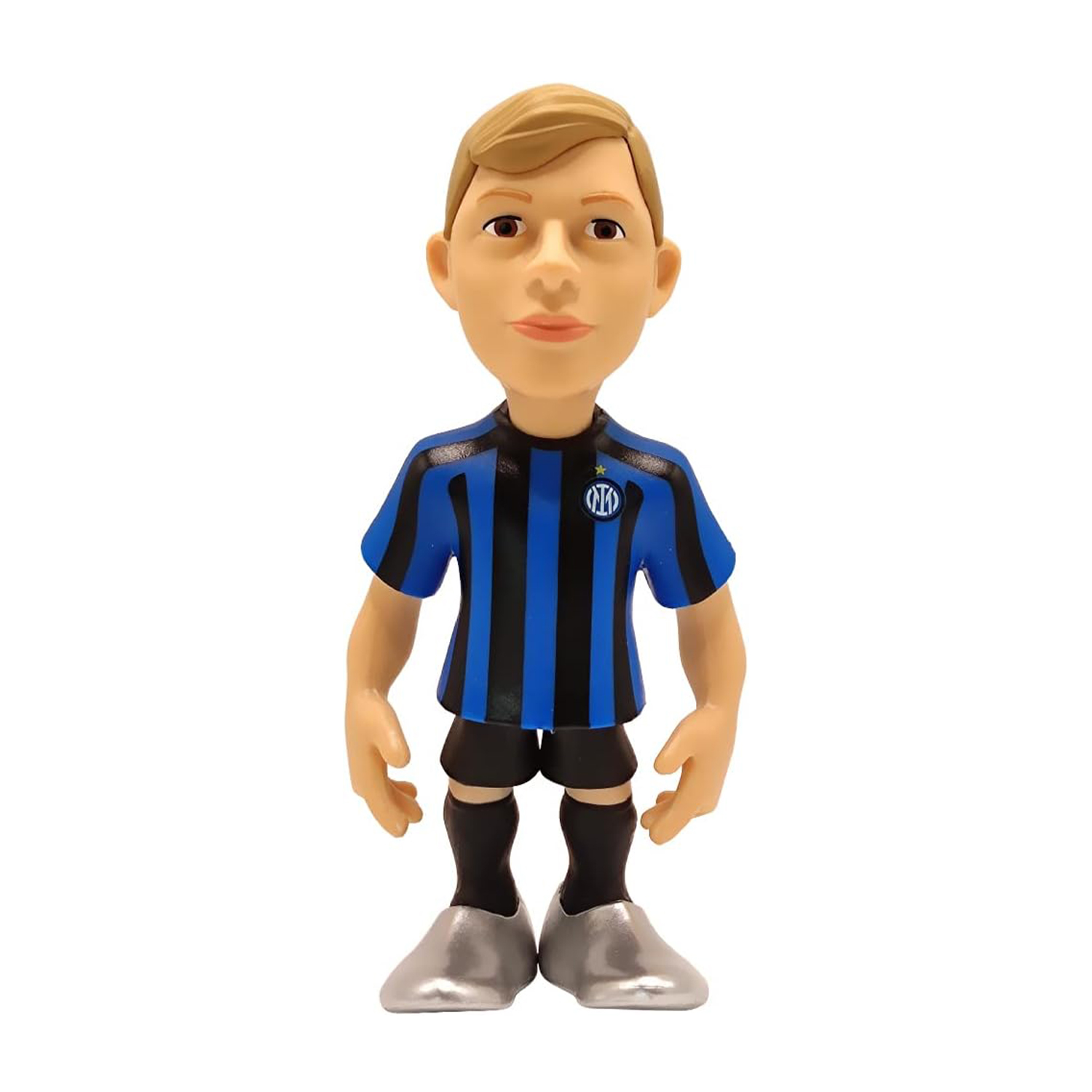 Una figurina di calciatore in maglia a strisce blu e nere e scarpe argentate.