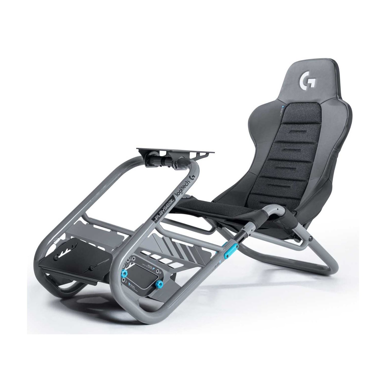Ein grauer Rennspielstuhl mit schwarzen Polstern und einem Logitech-Logo auf der Kopfstütze.