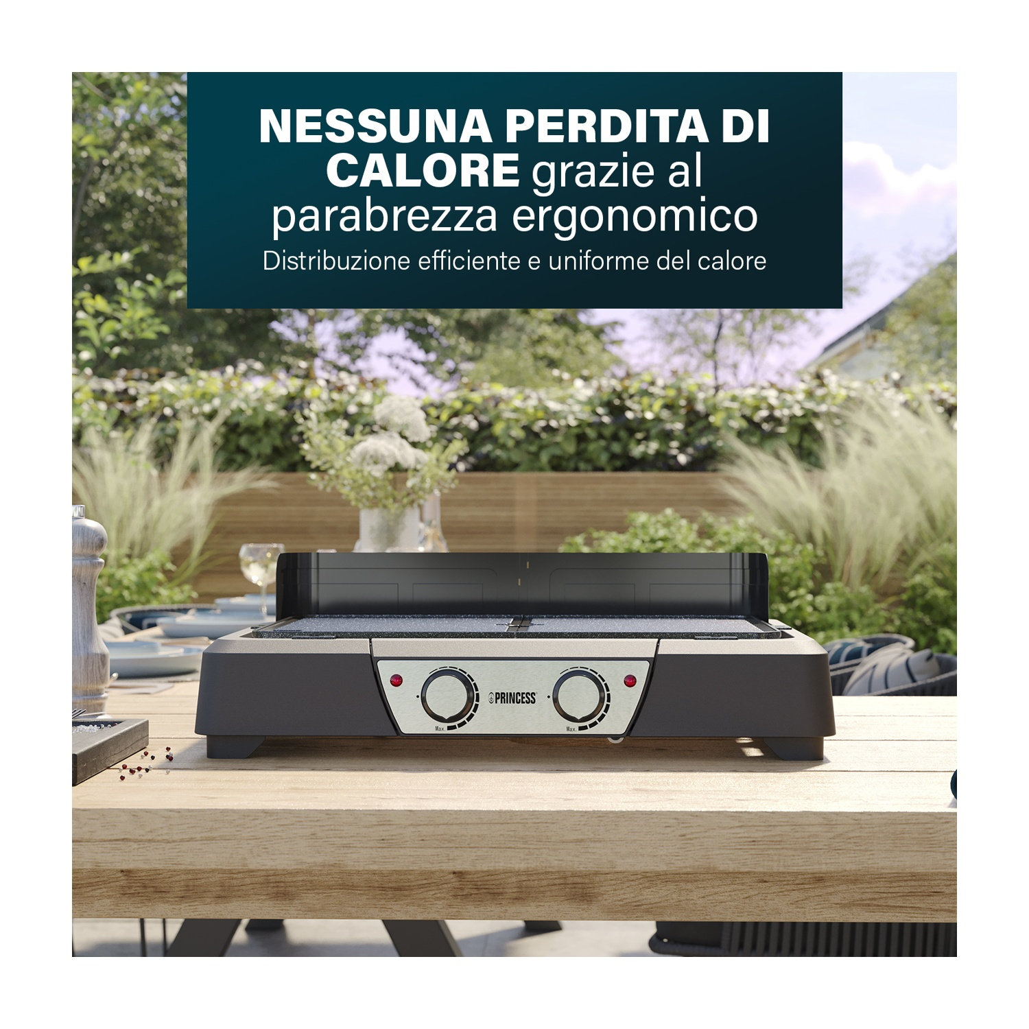 Ein schwarzer Grill steht auf einem Holztisch im Freien. Text auf Italienisch.