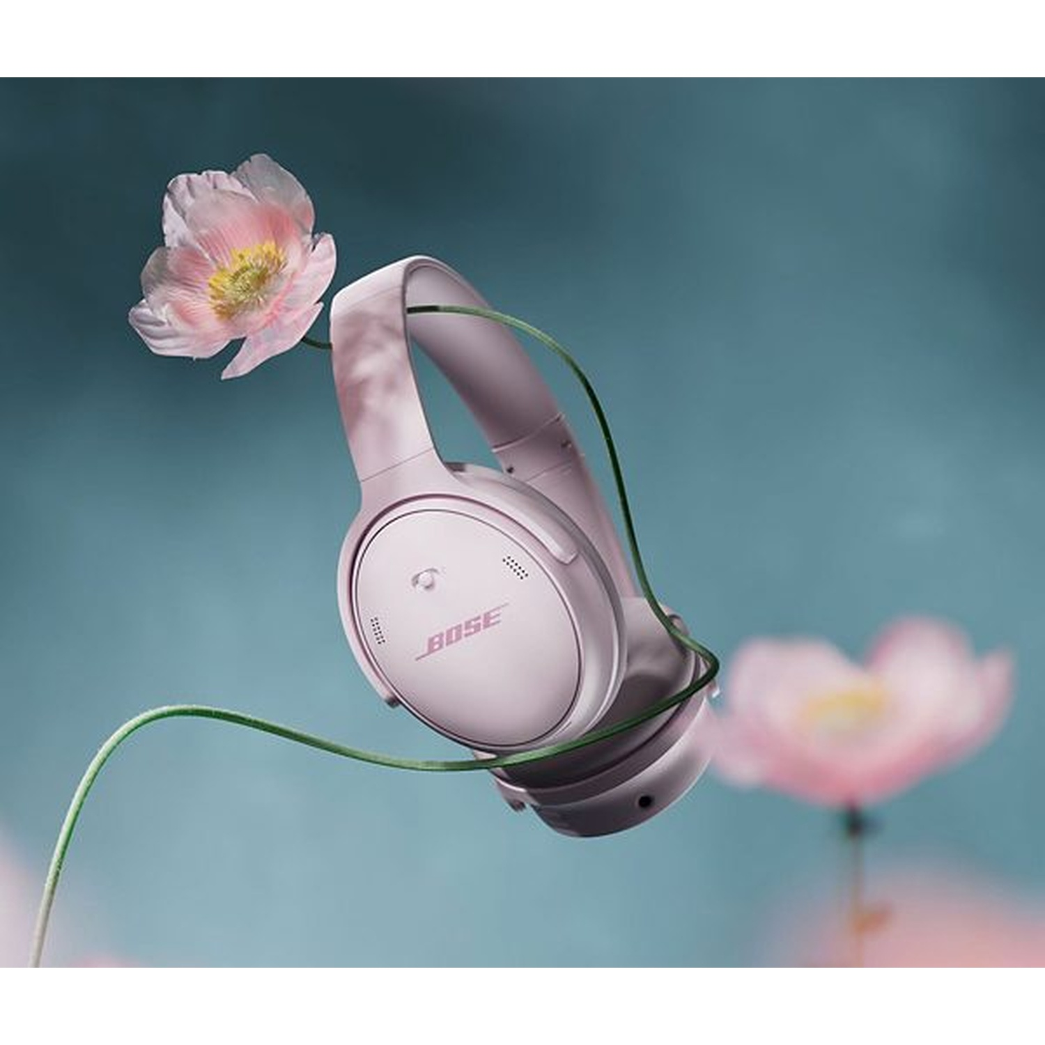 Cuffie rosa galleggiano con fiori nell'acqua.