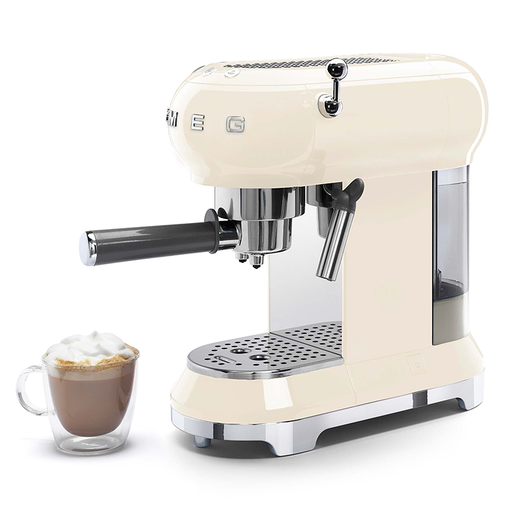 Cremefarbene Espressomaschine mit Milchkaffee in Glas.
