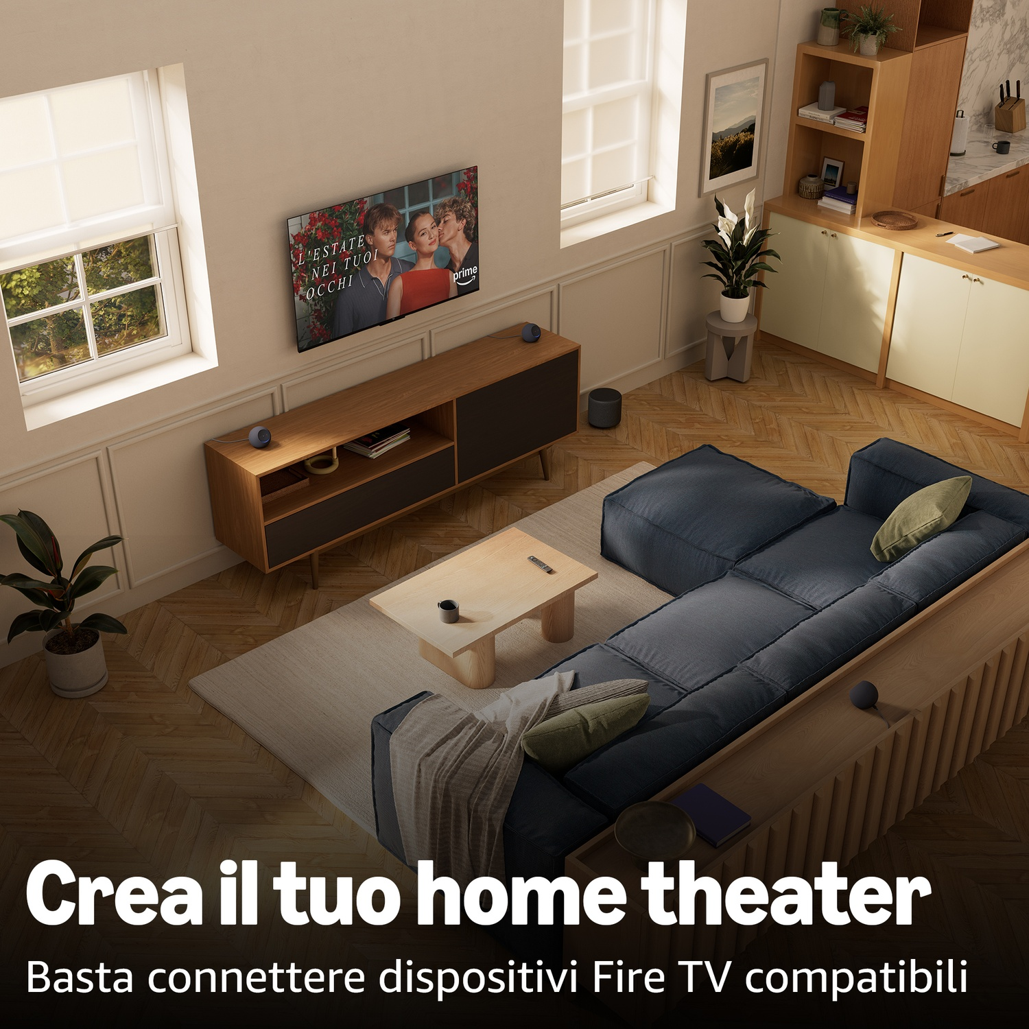 Modernes Wohnzimmer mit Sofa, Fernseher und Kaffeetisch. Text auf Italienisch.