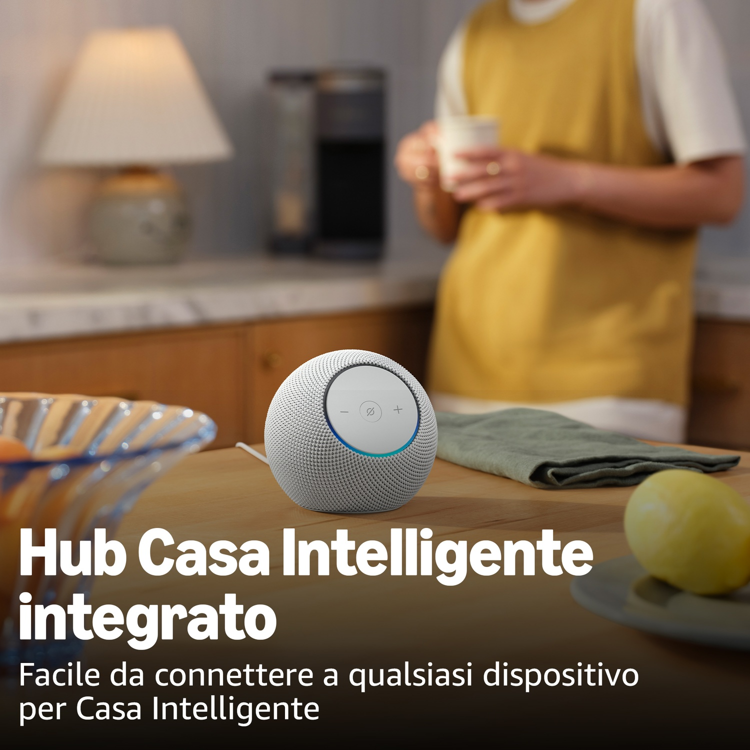 Ein intelligenter Lautsprecher steht auf einem Holztisch neben einer Zitrone und einer Serviette.