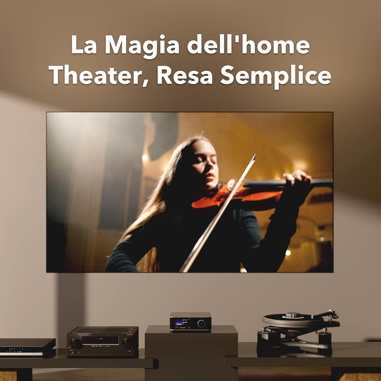 Eine Frau spielt Violine vor einem Fernseher mit einer Heimkino-Anzeige.