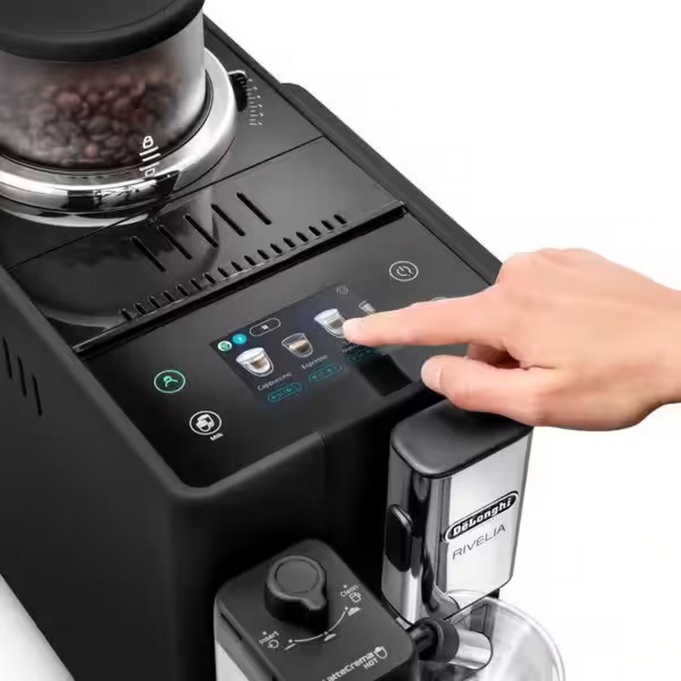 Una mano aziona una macchina da caffè con touchscreen e contenitore chicchi.