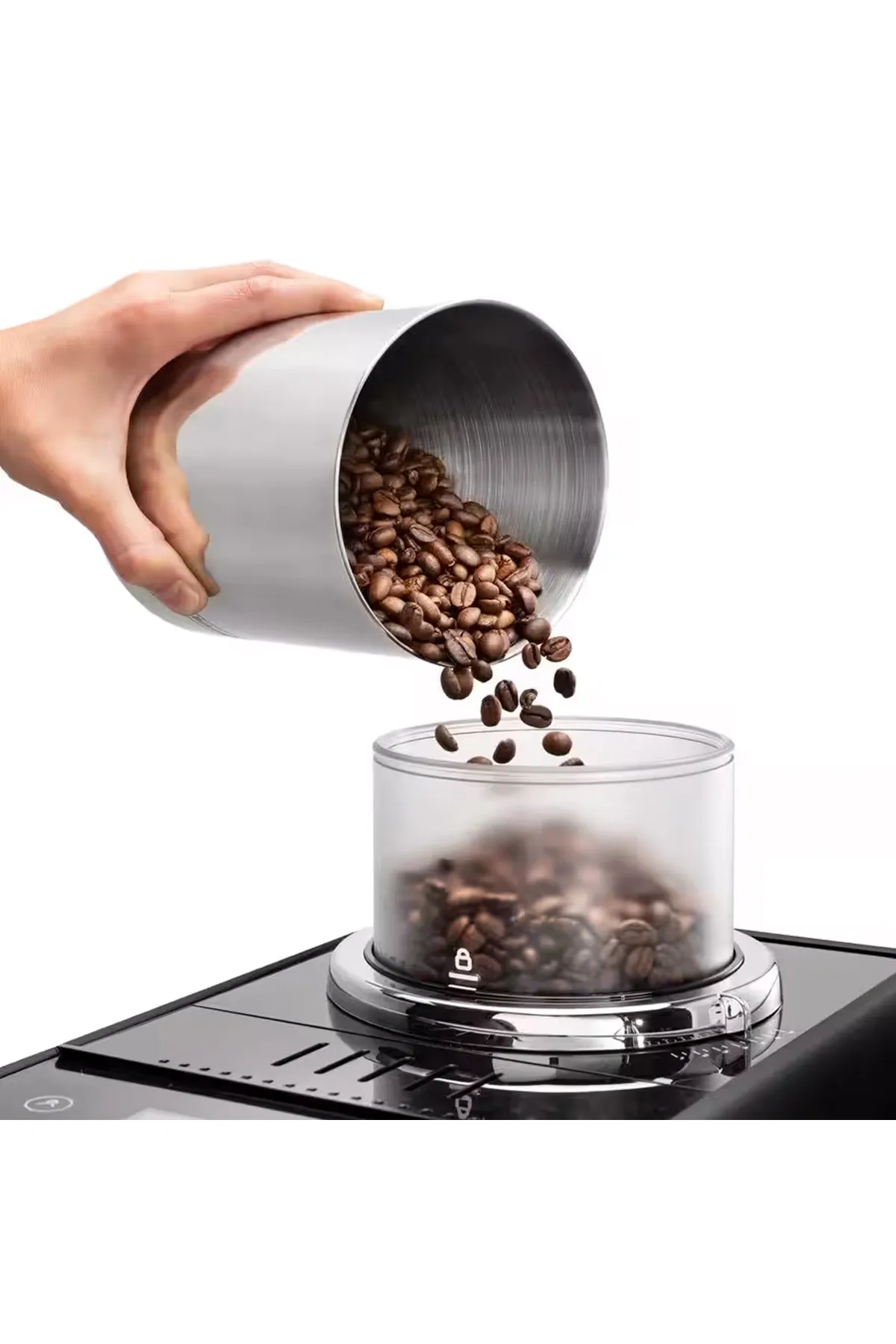 Una mano versa chicchi di caffè da un contenitore di metallo in uno di vetro.