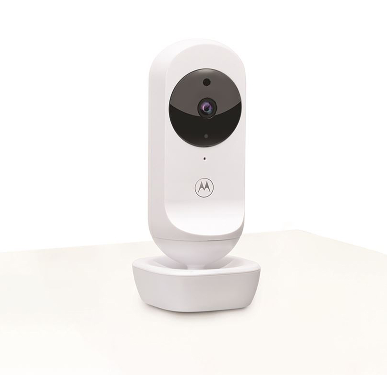 Eine weiße Motorola-Babykamera mit einem schwarzen Objektiv und einem Motorolasymbol steht auf einem Tisch.
