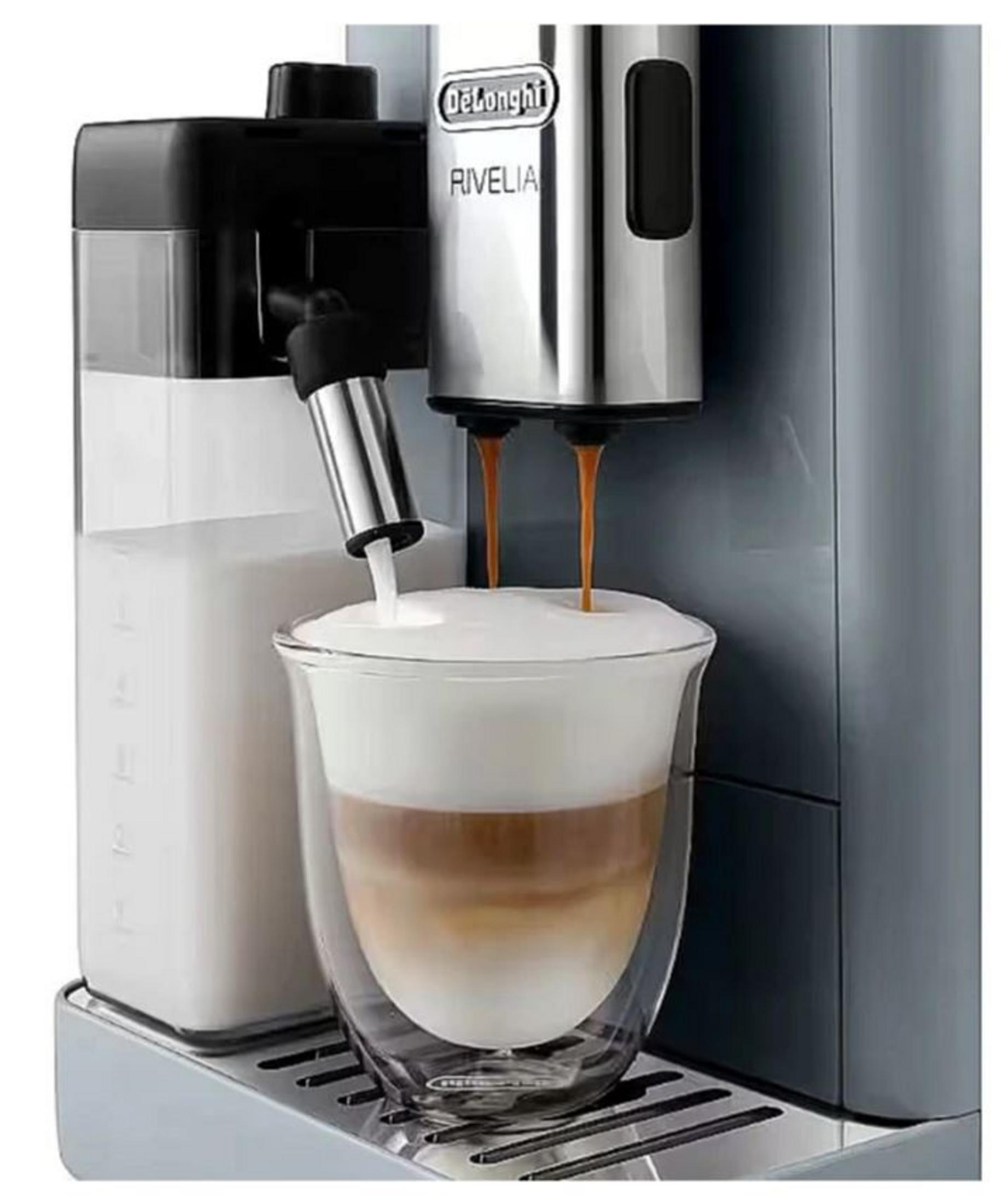 Ekspres do kawy spieniający mleko i nalewający espresso do szklanki.