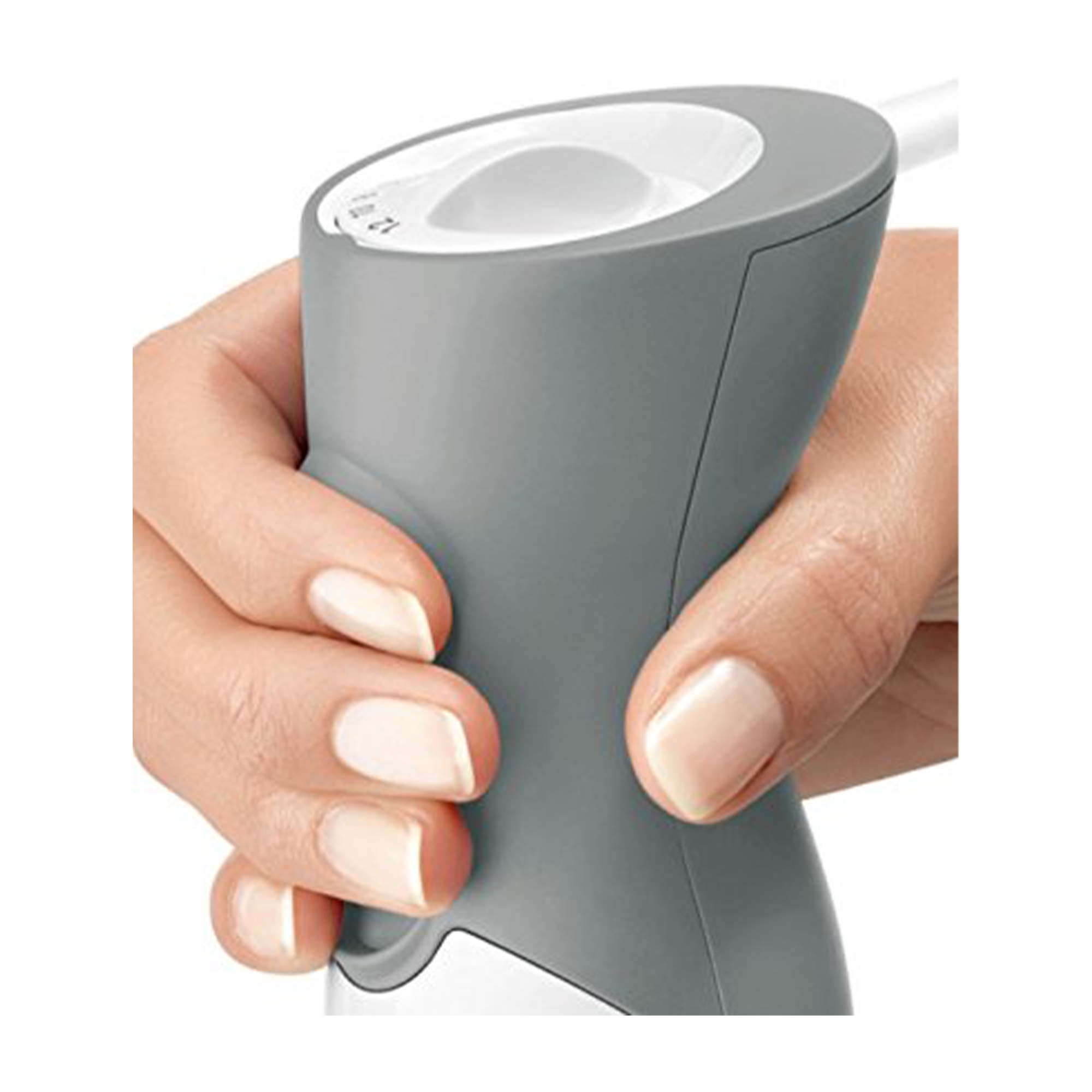 Una mano tiene un frullatore a immersione grigio con pulsante bianco.