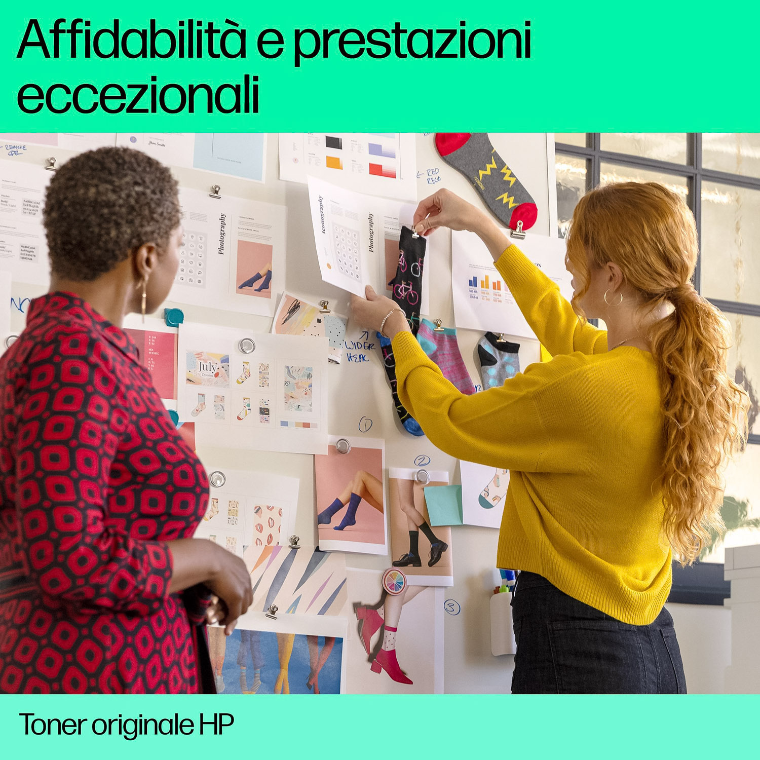 Dwie kobiety patrzą na tablicę z projektami skarpet i notatkami.