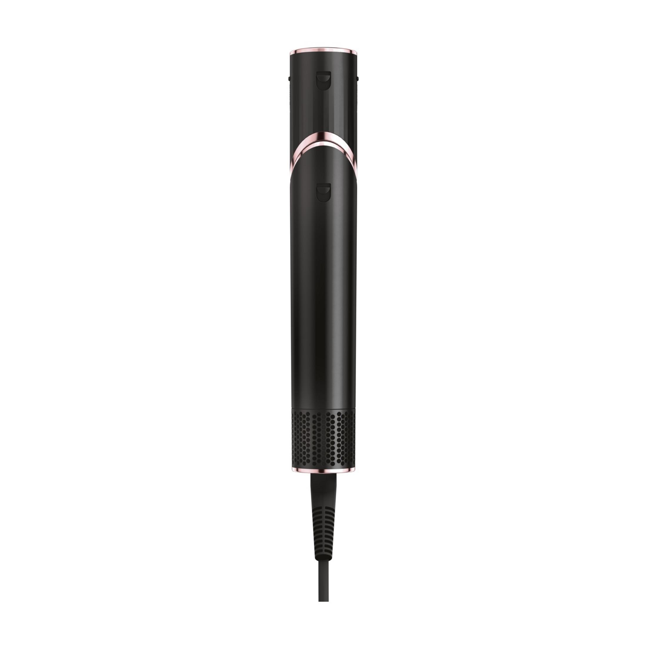 Zwarte microfoon met roségouden accenten en kabel.